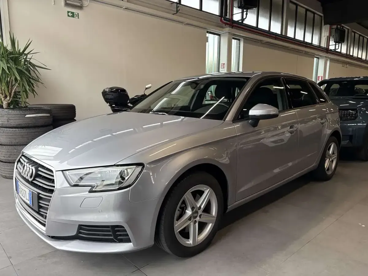 Usata Audi A3 Business 116 CV (85 kW) 2019 Argento Berlina