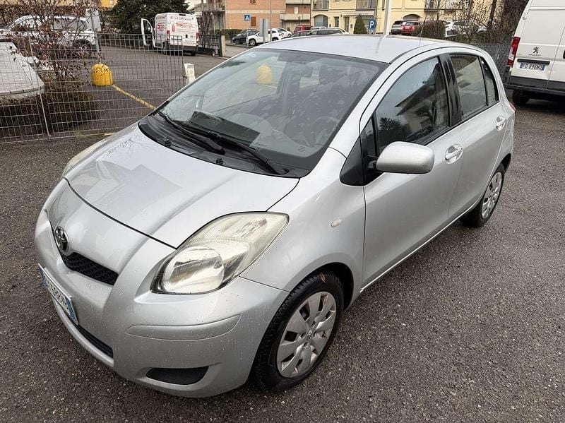 Usata Toyota Yaris Sol 101 CV (74 kW) 2009 Argento Utilitaria