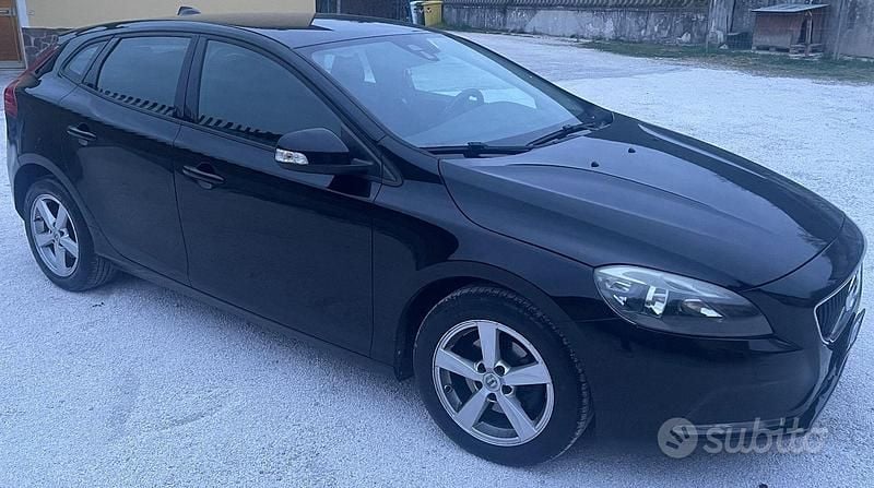 Usata Volvo V40 Kinetic 120 CV (88 kW) 2016 Nero Berlina