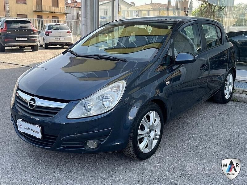 Grigio Usata 2009 Opel Corsa Cosmo Tre volumi | 2990 € (Ottimo prezzo) - Immagine 1/4