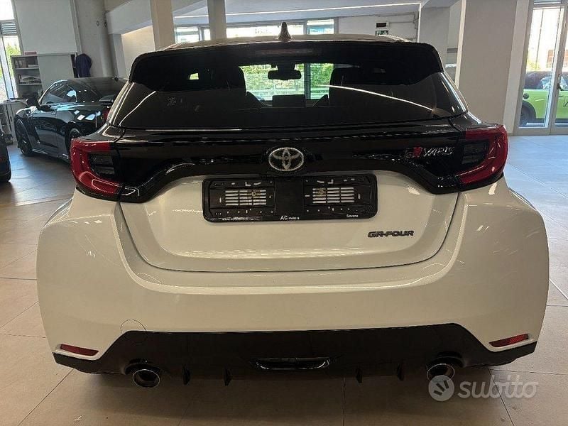 Usado Toyota Yaris 261 CV (191 kW) 2024 Blanco Utilitario