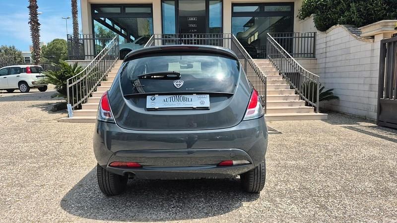 Usata Lancia Ypsilon 85 CV (62 kW) 2018 Grigio Utilitaria