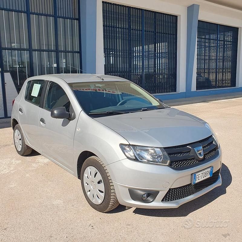 Usata Dacia Sandero Ambiance 75 CV (55 kW) 2016 Argento Utilitaria