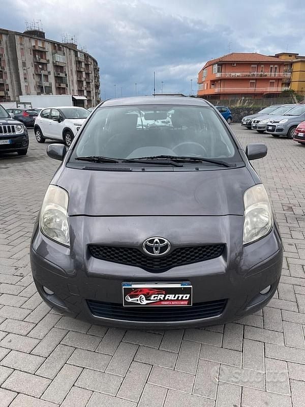 Usata Toyota Yaris Sol 69 CV (50 kW) 2011 Grigio Utilitaria
