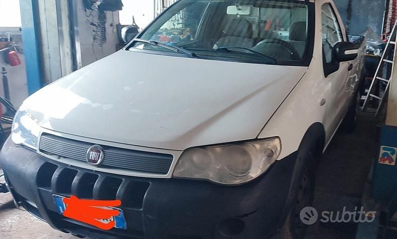 Bianco Usata 2010 Fiat Strada Pick-up | 5000 € - Immagine 1/4