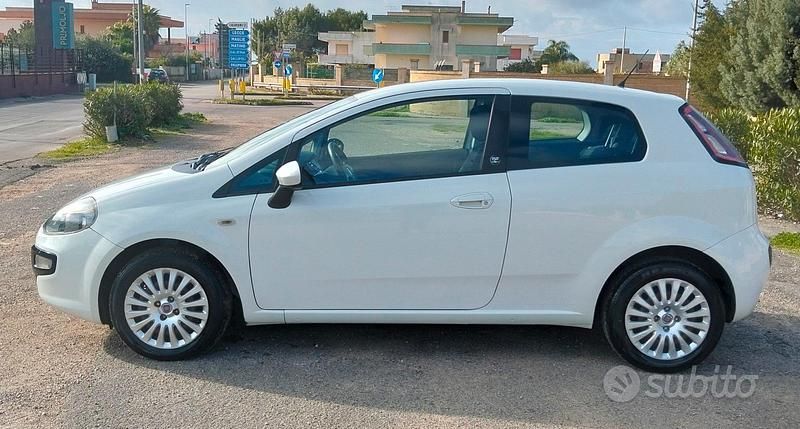Usata Fiat Grande Punto 75 CV (55 kW) 2011 Bianco Utilitaria