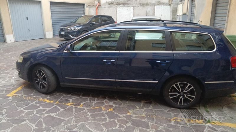 Usata VW Passat 105 CV (77 kW) 2006 Blu Station wagon