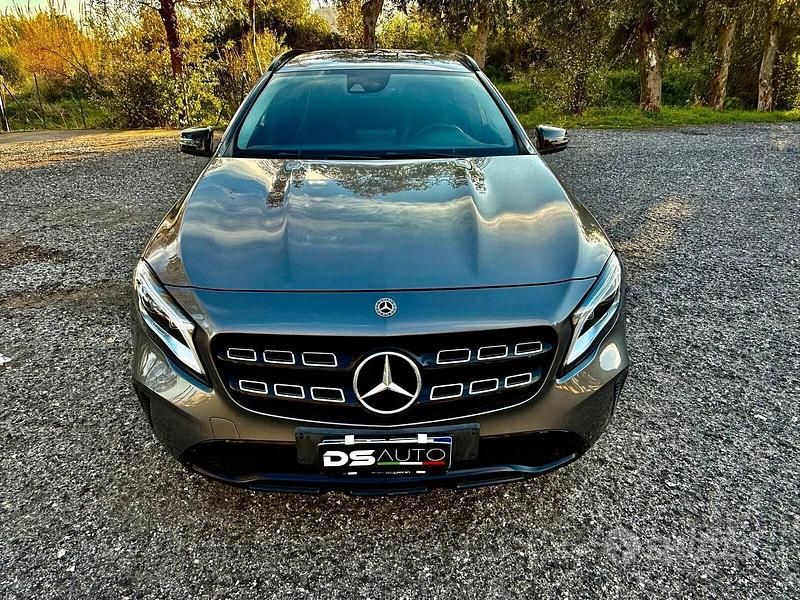 Usata Mercedes GLA200 169 CV (124 kW) 2018 Grigio SUV