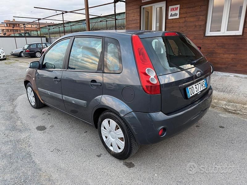 Usado Ford Fiesta 68 HP (50 kW) 2006 Cinzento Citadino