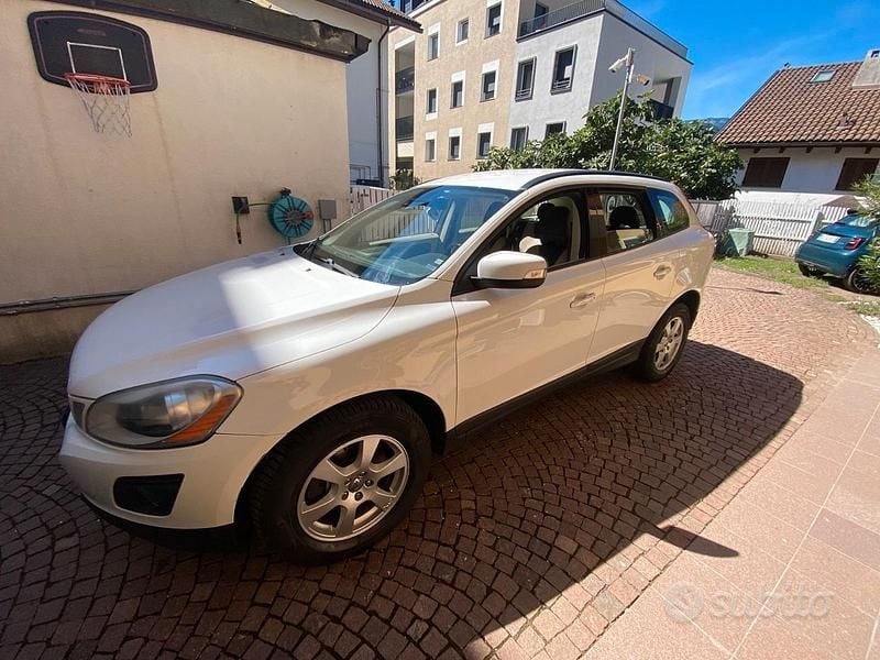 Bianco Usata 2009 Volvo XC60 Kinetic SUV | 3800 € (Buon prezzo) - Immagine 1/4