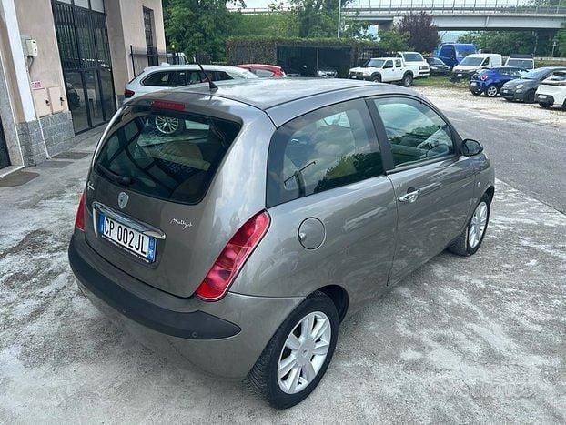 Usata Lancia Ypsilon 75 CV (55 kW) 2004 Antracite Utilitaria