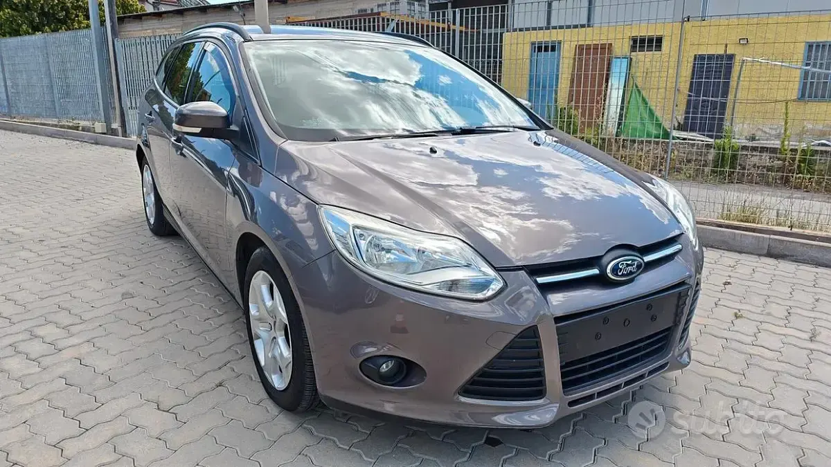 Usado Ford Focus 95 HP (69 kW) 2012 Cinzento Carrinha