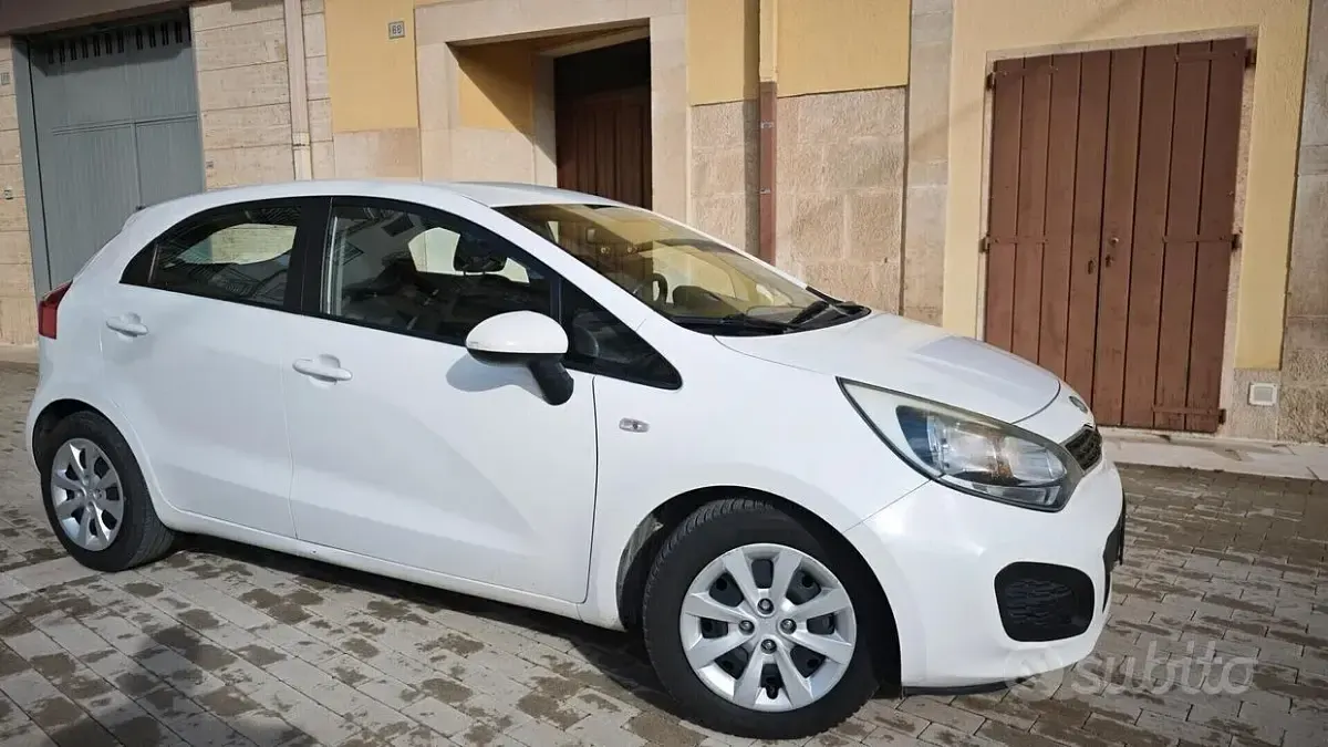 Usata Kia Rio 90 CV (66 kW) 2012 Bianco Berlina