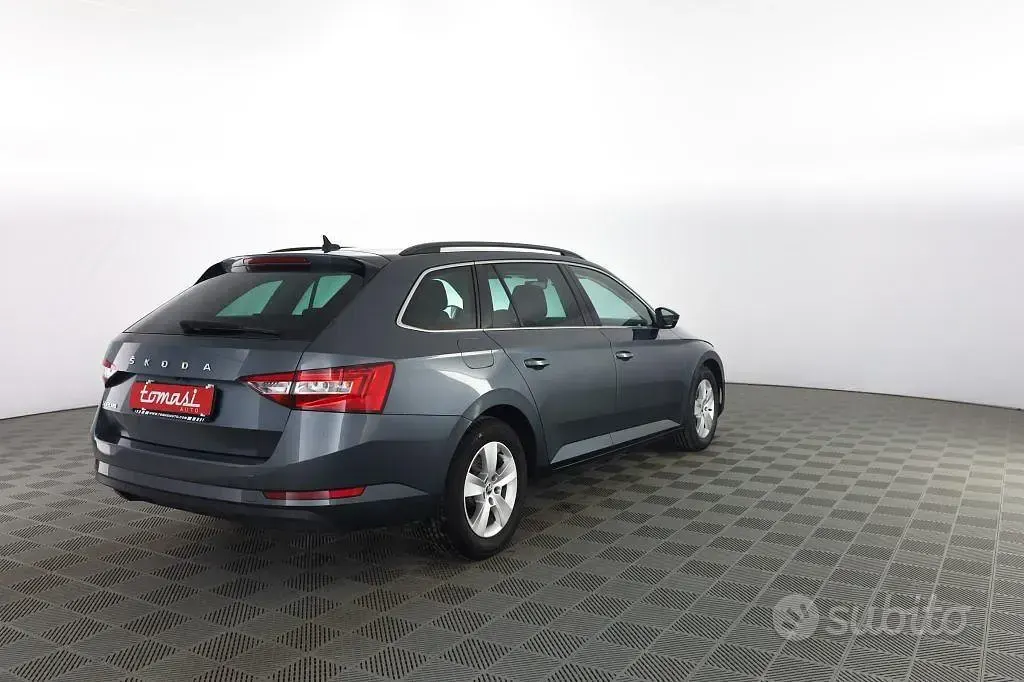 Usata Skoda Superb Ambition 120 CV (88 kW) 2020 Grigio quarzo Station wagon