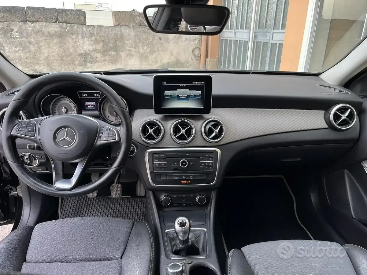Usata Mercedes GLA180 Executive 109 CV (80 kW) 2017 Nero SUV