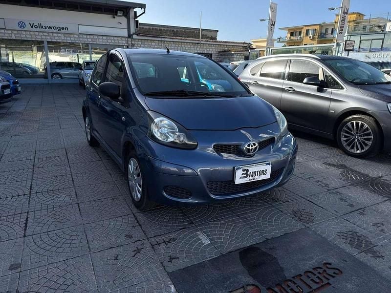 Grigio Usata 2009 Toyota Aygo Sol Due volumi | 3990 € (Buon prezzo) - Immagine 1/4