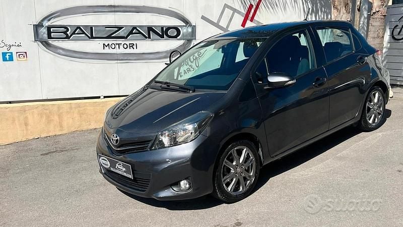 Grigio Usata 2014 Toyota Yaris Lounge Tre volumi | 8499 € (Buon prezzo) - Immagine 1/4