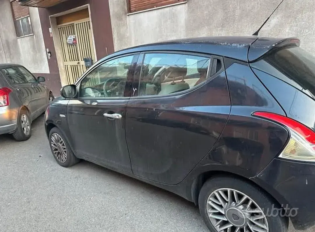 Usata Lancia Ypsilon 69 CV (50 kW) 2013 Bluazzurro Utilitaria