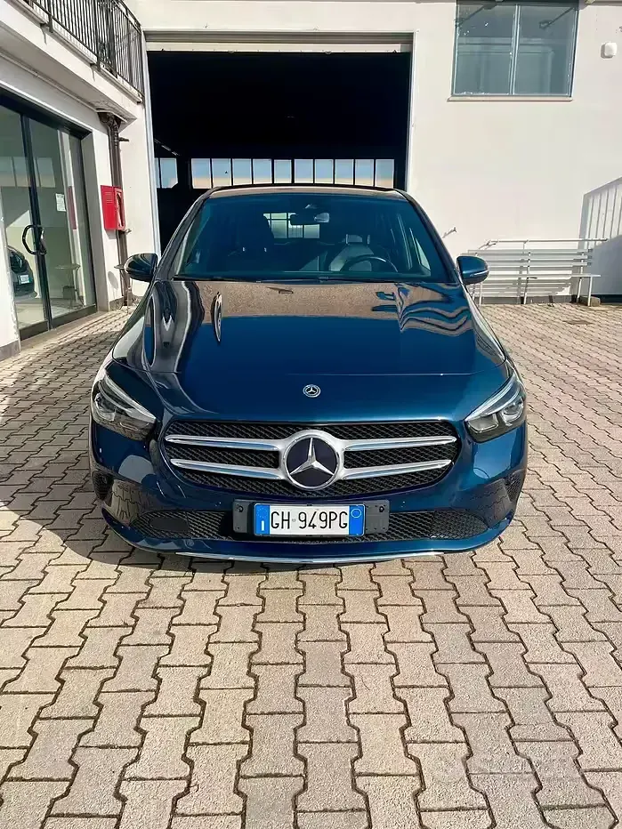 Usata Mercedes B180 Business 116 CV (85 kW) 2021 Blu/azzurro Utilitaria