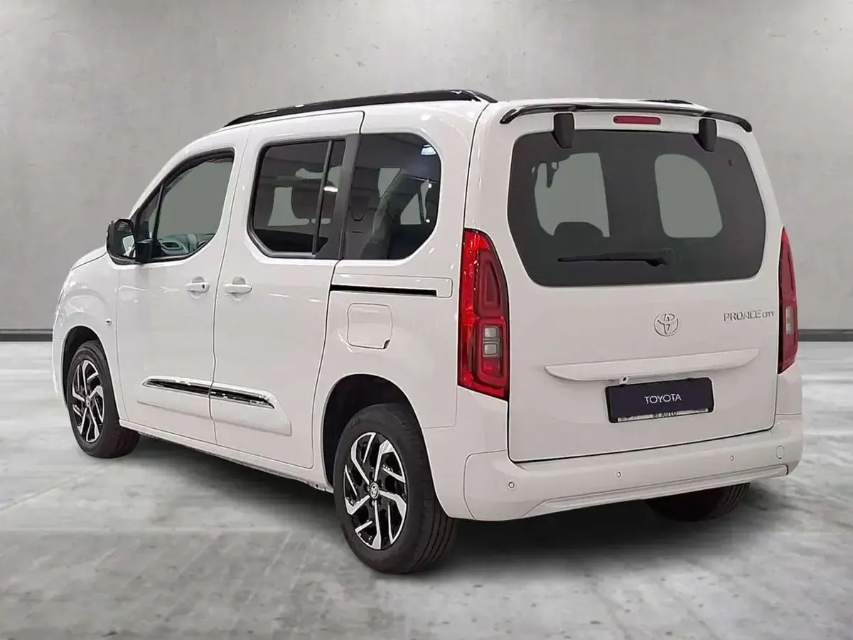 Usata Toyota Proace City City 131 CV (96 kW) 2024 Bianco Monovolume