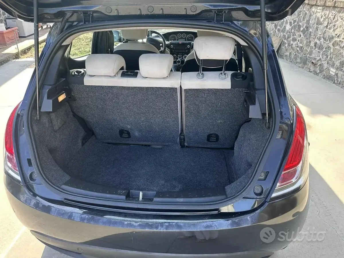 Usata Lancia Ypsilon Gold 95 CV (69 kW) 2014 Nero Utilitaria