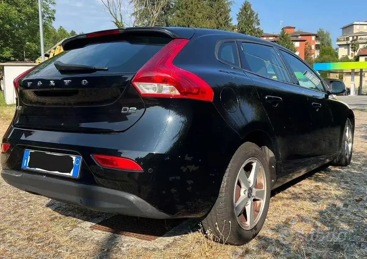 Usata Volvo V40 Kinetic 120 CV (88 kW) 2015 Nero Berlina