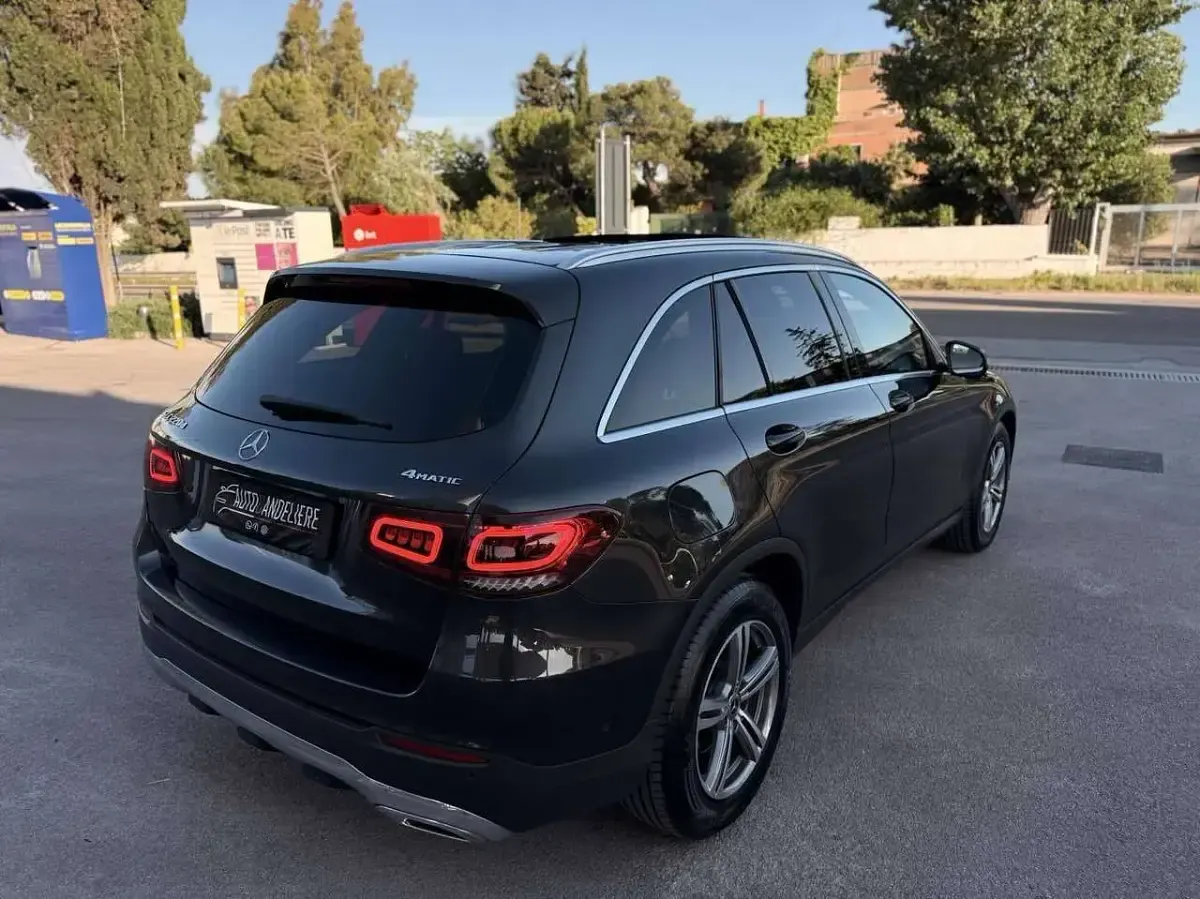 Usata Mercedes GLC220 194 CV (142 kW) 2021 Grigio vulcano SUV
