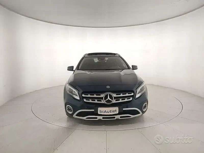 Usata Mercedes GLA200 136 CV (100 kW) 2019 Blu/azzurro SUV