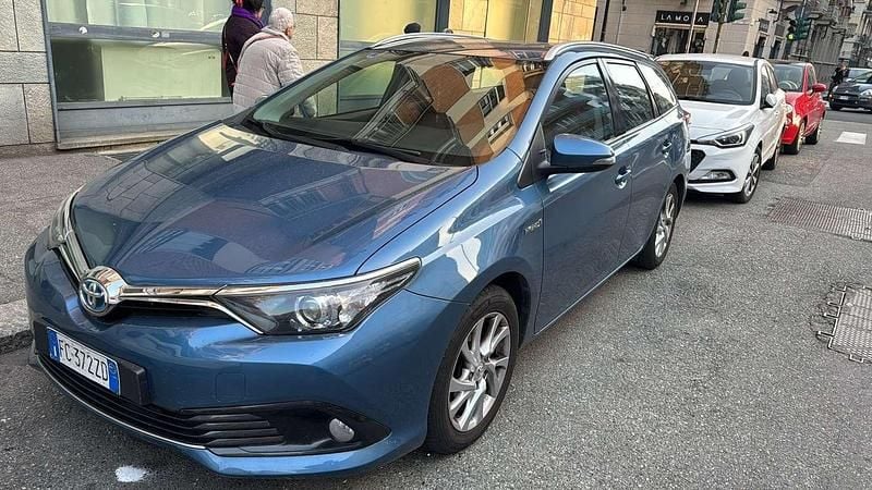 Usata Toyota Auris Hybrid Lounge 99 CV (72 kW) 2016 Blu/azzurro Station wagon