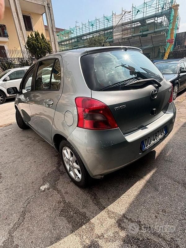 Usata Toyota Yaris Sol 69 CV (50 kW) 2006 Grigio Berlina