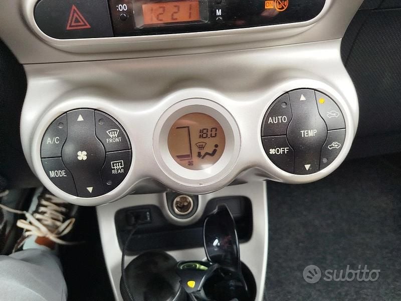 Begagnad Toyota Urban Cruiser 90 HK (66 kW) 2010 Vit Halvkombi