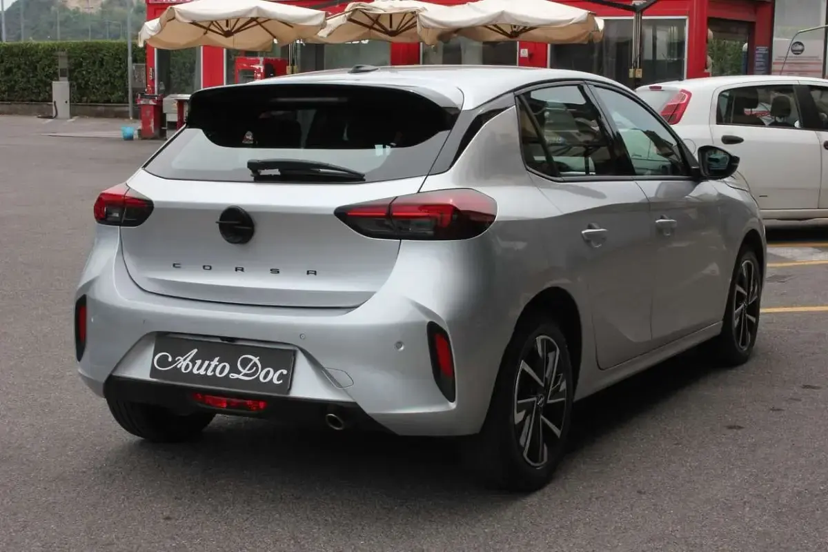 Usata Opel Corsa 101 CV (74 kW) 2025 Argento Utilitaria