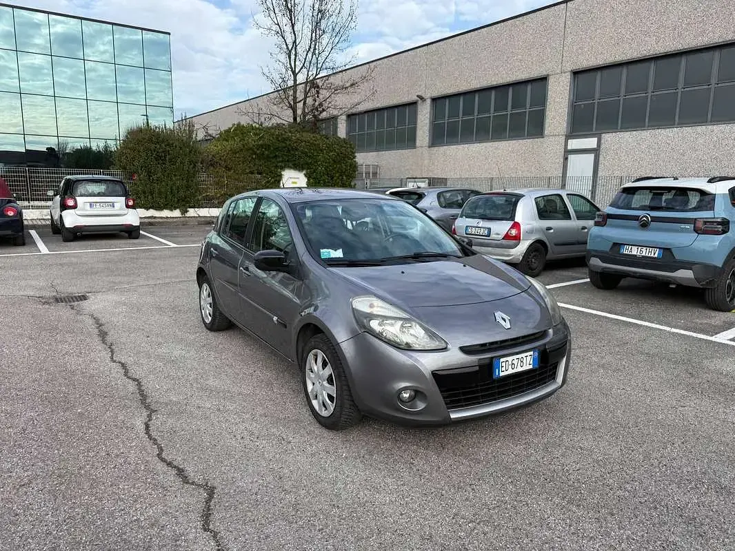 Usata Renault Clio III Dynamique 75 CV (55 kW) 2010 Grigio Berlina