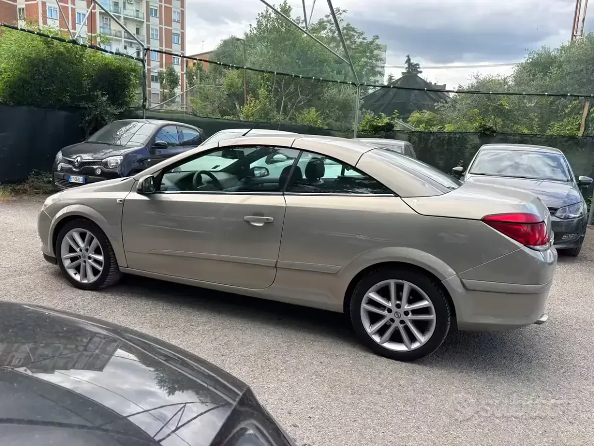 Usata Opel Astra Cabriolet Cosmo 115 CV (84 kW) 2007 Marrone Cabrio