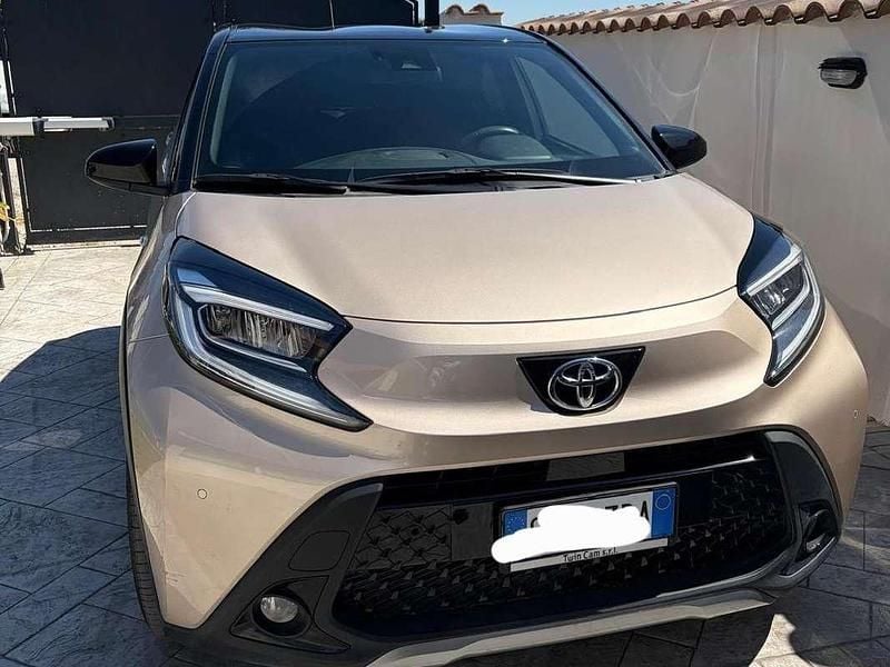 Usata Toyota Aygo X Lounge 72 CV (52 kW) 2023 Oro SUV