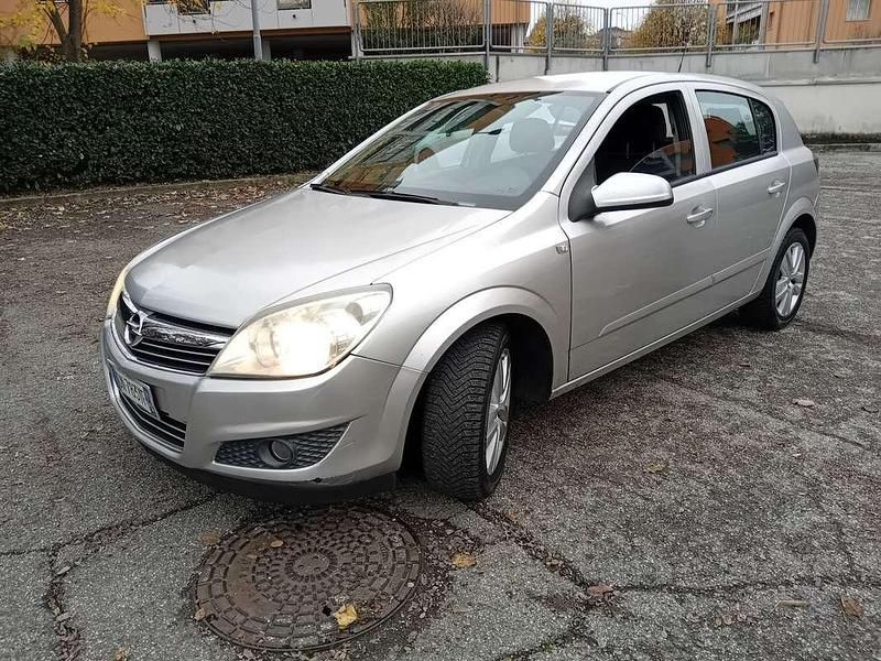 Usata 2008 Opel Astra Cosmo Tre volumi | 1750 € (Buon prezzo) - Immagine 1/4