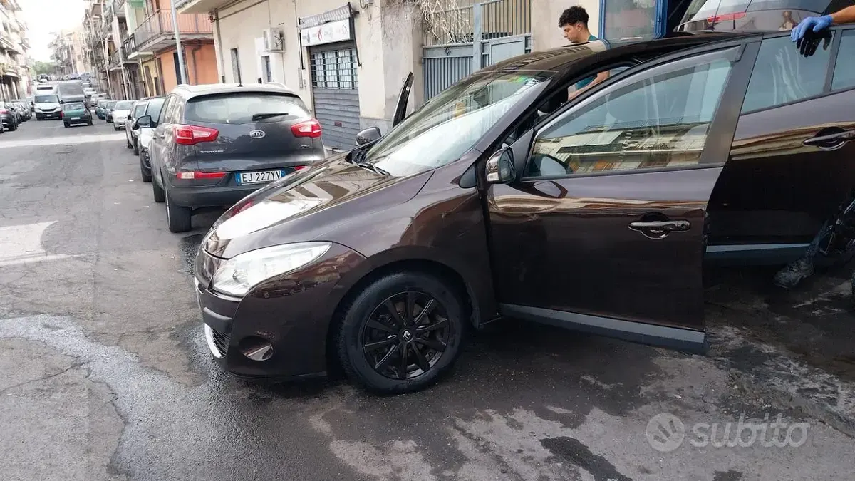 Usata Renault Mégane III 110 CV (80 kW) 2012 Marrone Berlina