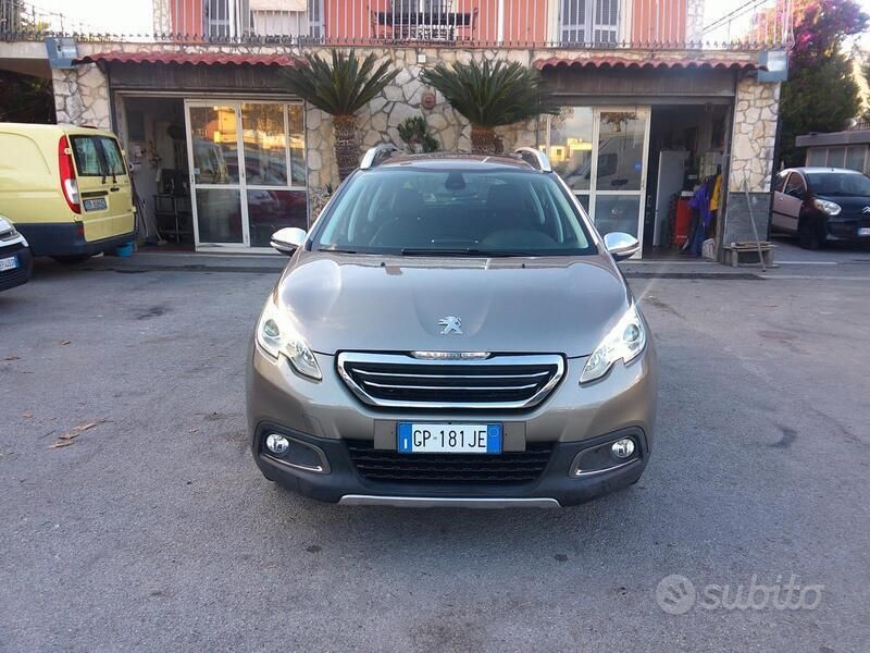 Argento Usata 2016 Peugeot 2008 Allure SUV | 9999 € (Buon prezzo) - Immagine 1/4