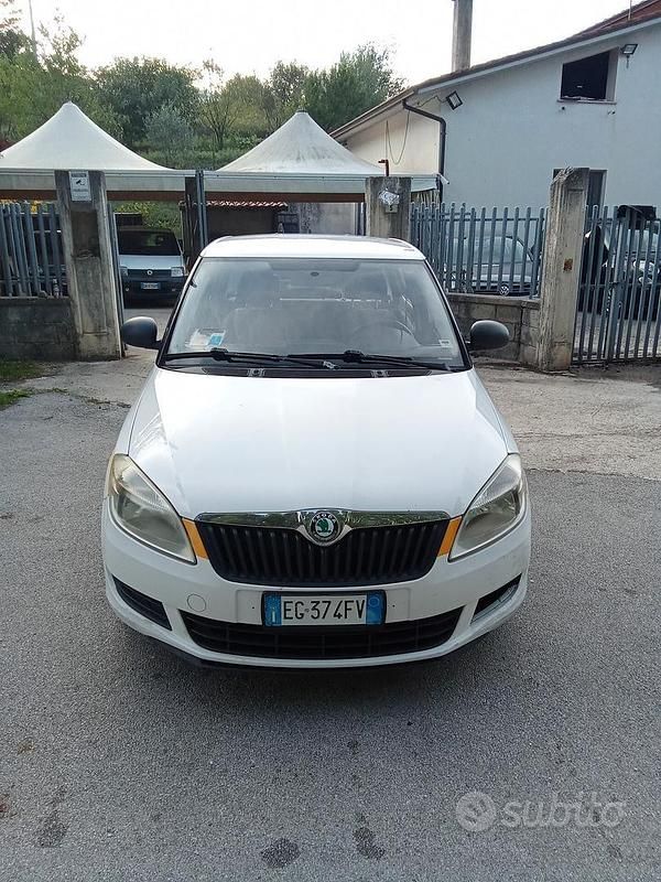 Bianco Usata 2011 Skoda Fabia Utilitaria | 1300 € (Buon prezzo) - Immagine 1/4