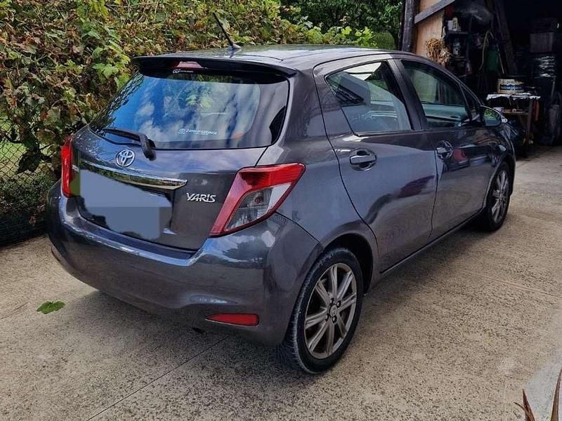 Begagnad Toyota Yaris Lounge 99 HK (72 kW) 2012 Grå Halvkombi