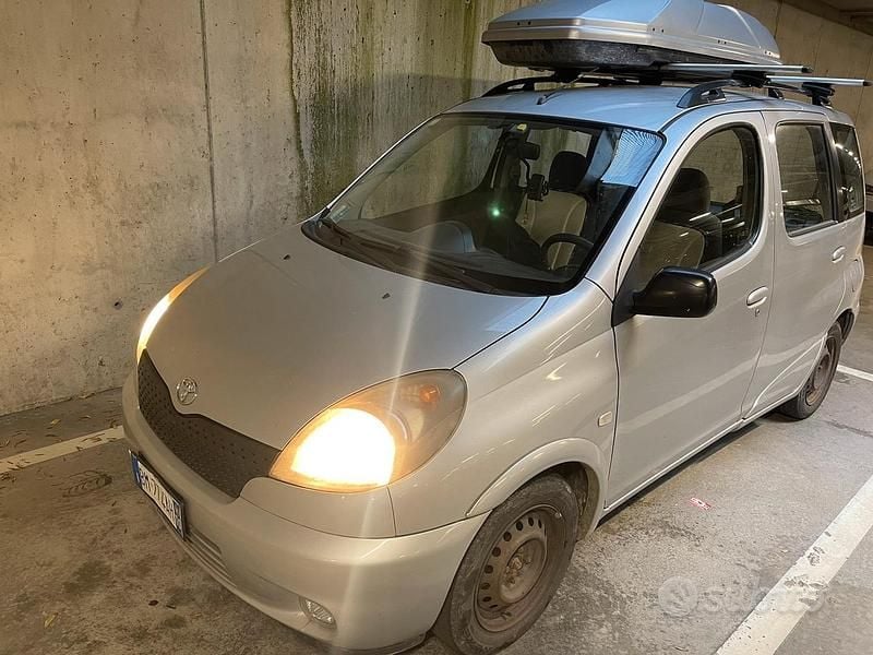 Usata Toyota Yaris Verso 86 CV (63 kW) 2001 Grigio Monovolume