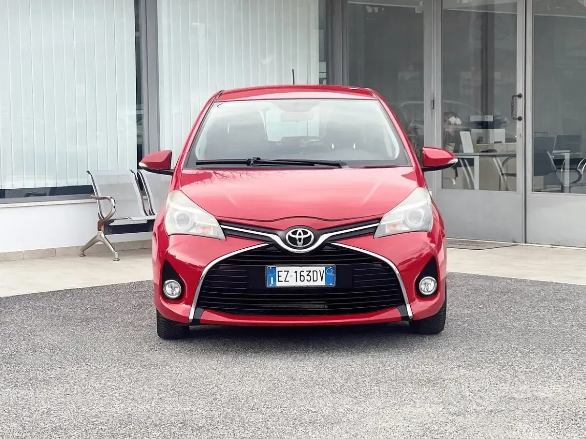 Second-hand Toyota Yaris 69 CP (50 kW) 2015 Roșu Hatchback