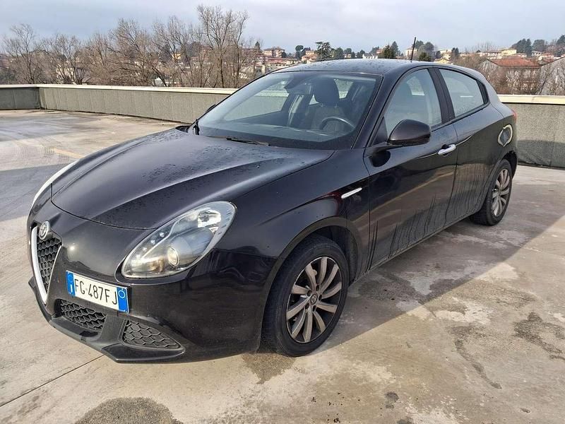 Nero Usata 2016 Alfa Romeo Giulietta Super Tre volumi | 7500 € (Buon prezzo) - Immagine 1/4