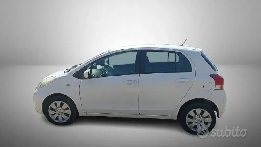 Usata Toyota Yaris 69 CV (50 kW) 2009 Bianco Utilitaria