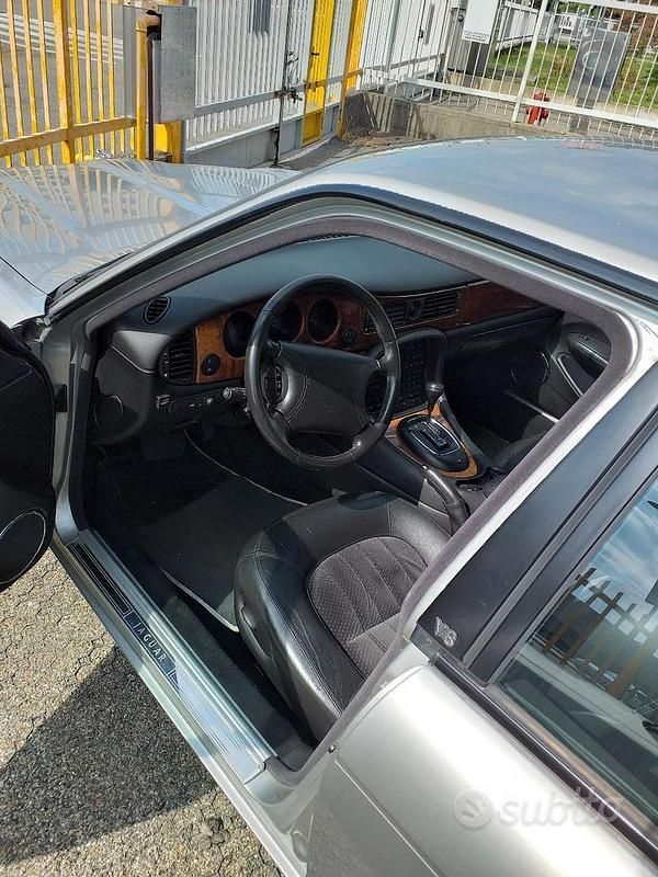 Usata Jaguar XJ8 237 CV (174 kW) 1998 Grigio Berlina