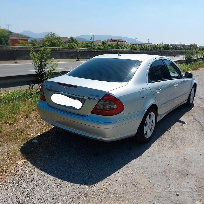 Usata Mercedes E220 150 CV (110 kW) 2007 Grigio Berlina