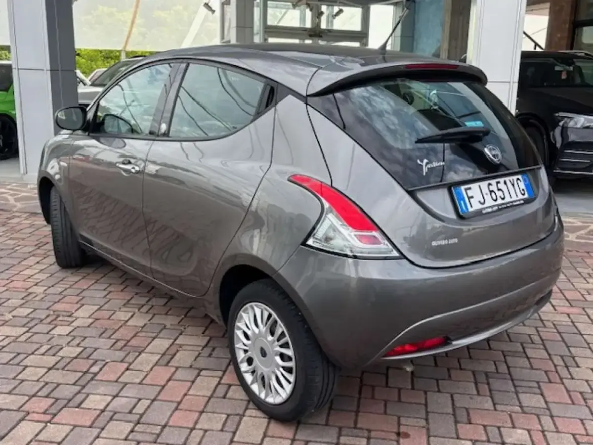 Usata Lancia Ypsilon Gold 69 CV (50 kW) 2017 Grigio scuro Utilitaria