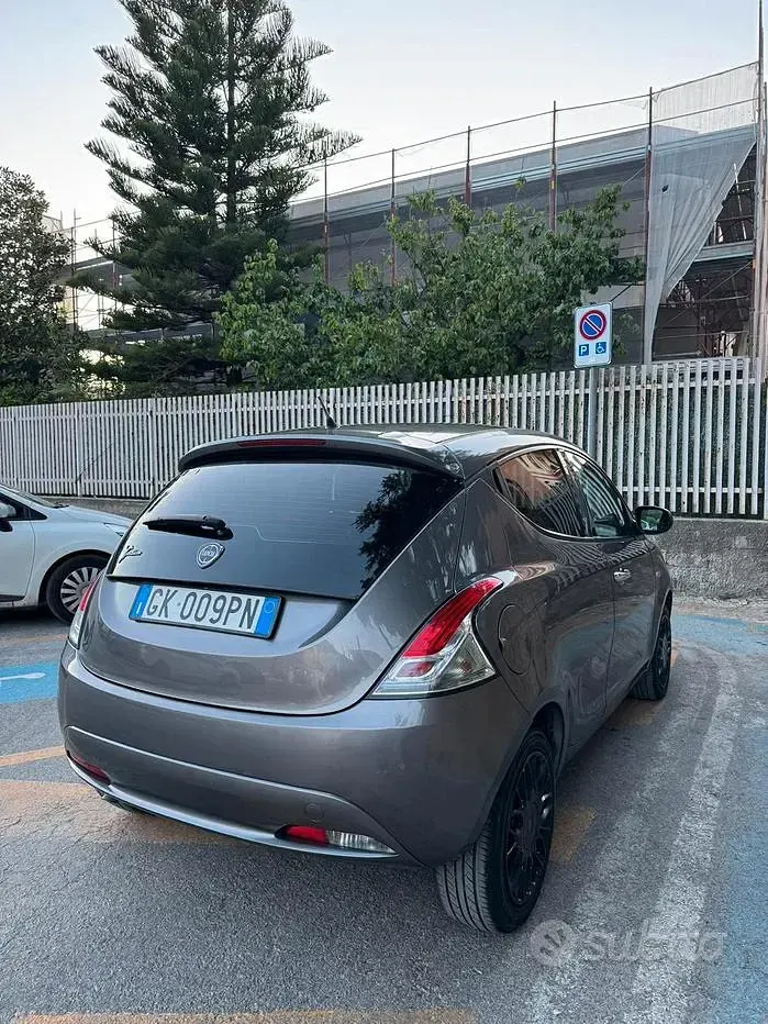 Usata Lancia Ypsilon 95 CV (69 kW) 2018 Grigio Utilitaria