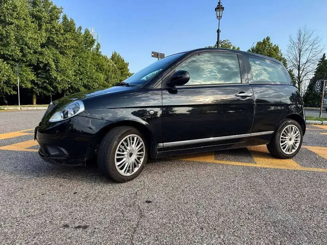 Usata Lancia Ypsilon 75 CV (55 kW) 2011 Nero Utilitaria