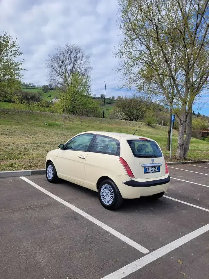 Usata Lancia Ypsilon 60 CV (44 kW) 2007 Beige Utilitaria